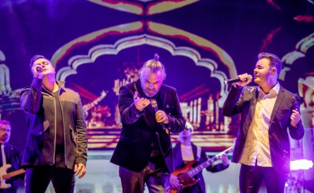 Mijares presenta look covid en concierto