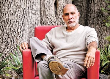 Si no tomas riesgos, ¿para qué escribir?: entrevista con el escritor y guionista Guillermo Arriaga