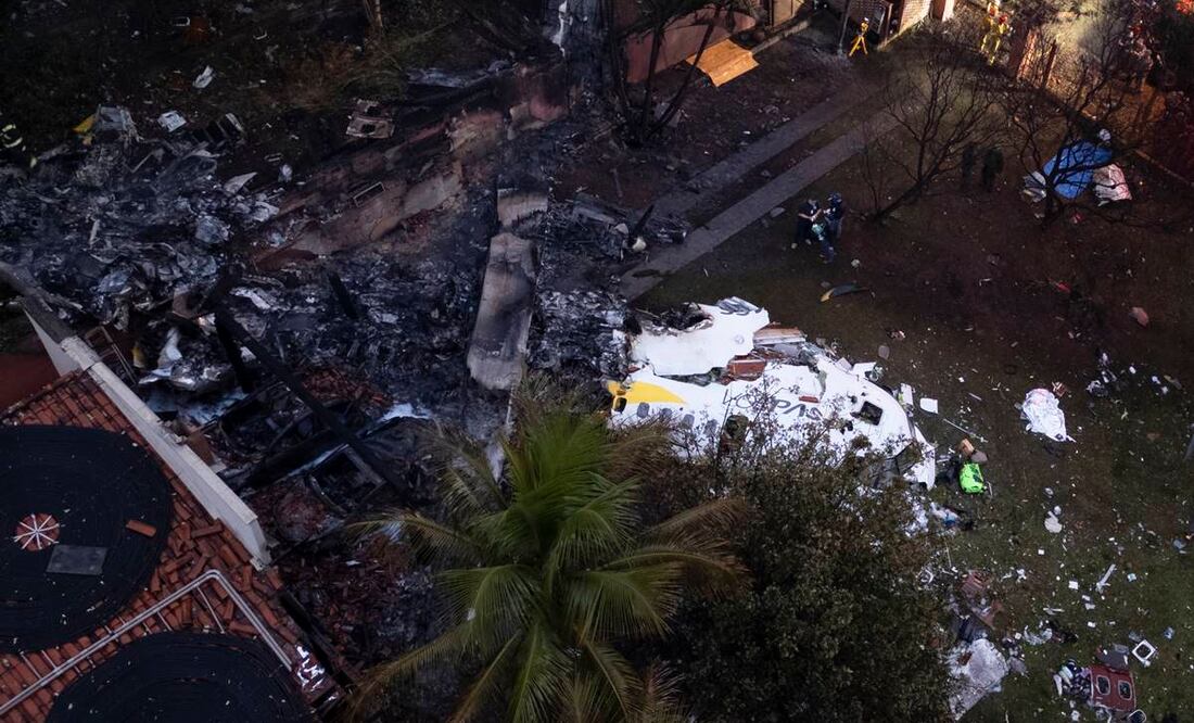 Los bomberos concluyeron este sábado el rescate de los cuerpos de las 62 víctimas del accidente del avión en Sao Paulo. Foto: EFE