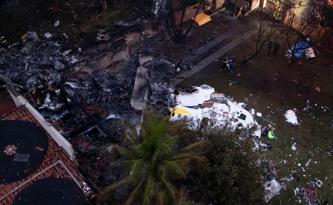 Los bomberos concluyeron este sábado el rescate de los cuerpos de las 62 víctimas del accidente del avión en Sao Paulo. Foto: EFE