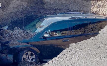 Enorme socavón “se traga” la camioneta de panadero en Cajeme, Sonora