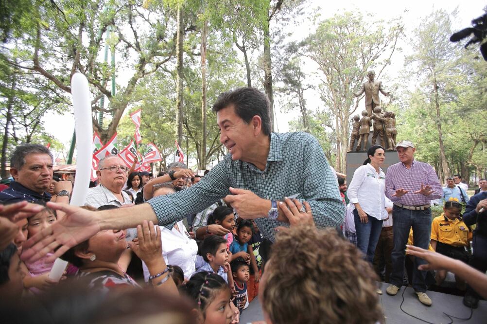 El candidato de la alianza para Mejorar Veracruz saludó a niños y padres de familia en la ciudad de Orizaba, con quienes tuvo una convivencia (ALEJANDRO ACOSTA. EL UNIVERSAL)
