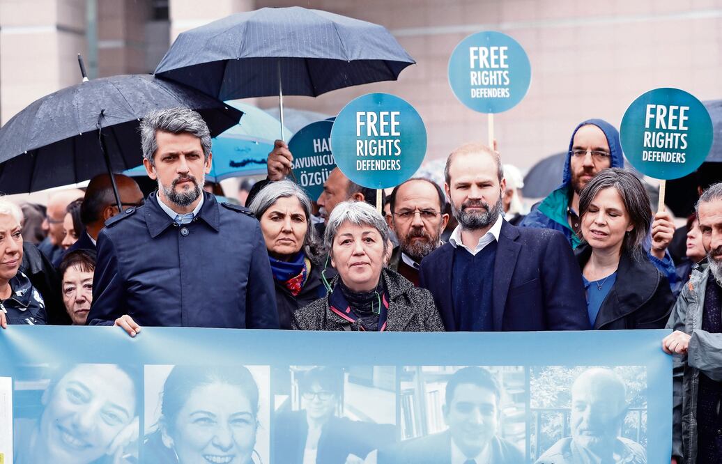 Defensores de los derechos humanos se manifestaron ayer frente al Palacio de Justicia, durante la primera jornada del juicio contra 11 activistas acusados de dar apoyo a grupos extremistas (REUTERS)