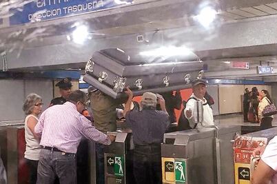 Chamaquearon a vigilante del STC Metro con ataúd