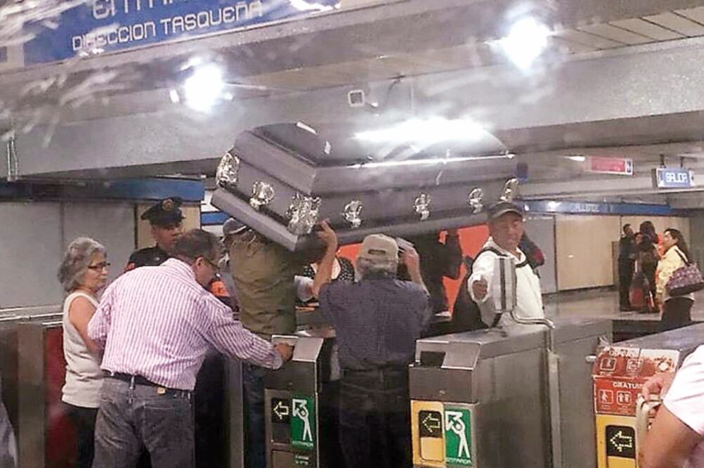 Aplicarán castigo. El director del Metro, Jorge Gaviño, dice que aunque simpatiza con el policía que se condolió con la falsa historia de la familia pobre, el uniformado será sancionado. (ESPECIAL)