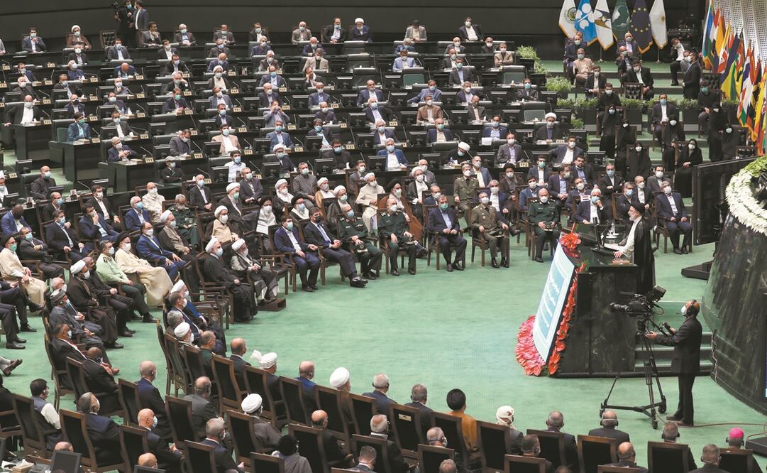 El ultraconservador Ebrahim Raisi, ayer al tomar posesión como presidente durante un discurso en el Parlamento, en Teherán. Foto: Abedin Taherkenareh/EFE.