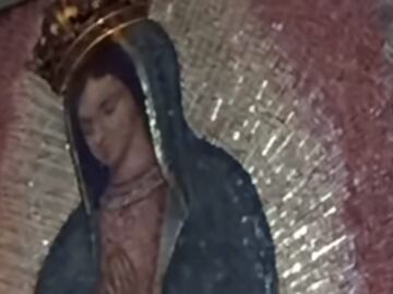 La Virgen de Notre Dame, con corona de oro y adornos de perlas y esmeraldas