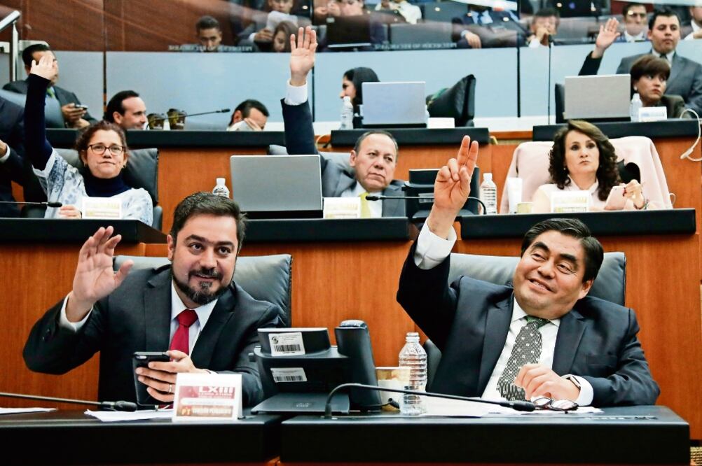 En la sesión de la Comisión Permanente, el vicecoordinador del PT, Miguel Barbosa (der.), reprochó un SNA incompleto, además de que los magistrados de las Salas Anticorrupción —pendientes por nombrar— fueron propuestos entre el PRI y el PAN (SENADO)