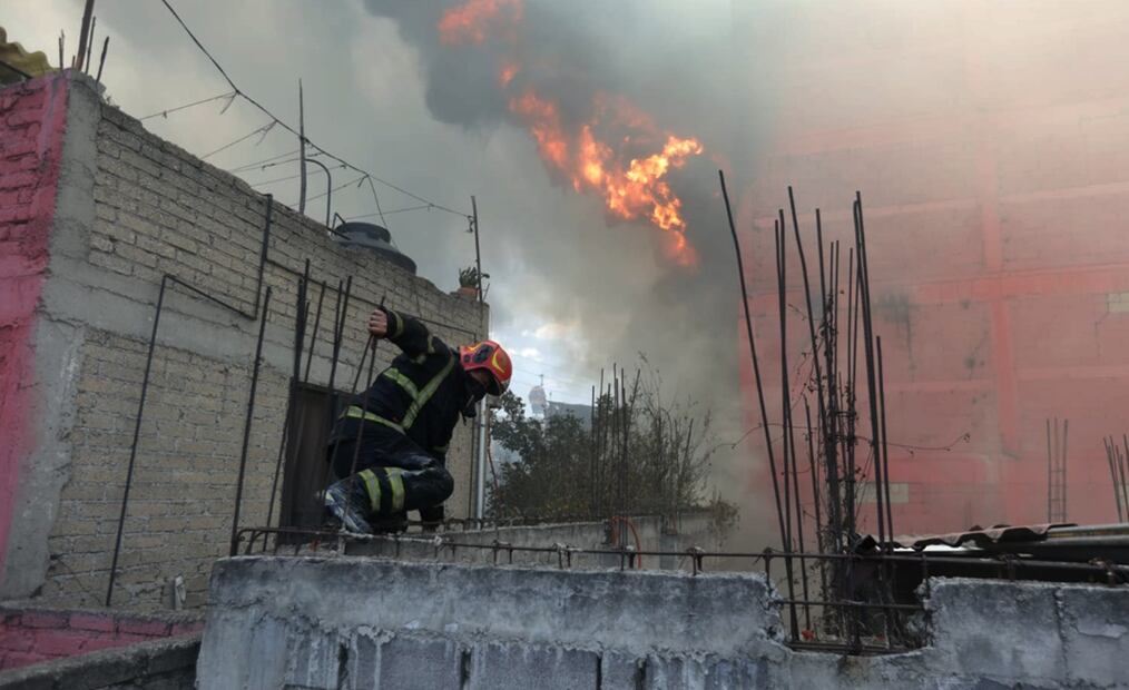 Bomberos de la Ciudad de México y Estado de México sofocan un fuerte incendio que se registró en una bodega de colchones en la colonia Hank González, en el municipio de Ecatepec, el martes 21 de octubre de 2025. Foto: Francisco Rodríguez/EL UNIVERSAL