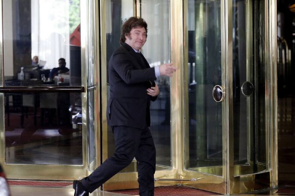 El presidente electo de Argentina, Javier Milei, al llegar al hotel Libertador. FOTO: RICARDO PRISTUPLUK/LA NACIÓN/GDA