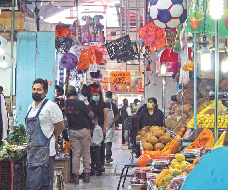 Locatarios del Mercado de Azcapotzalco invitan a los usuarios a seguir correctamente las medidas sanitarias, puesto que no quieren regresar al semáforo rojo y detener sus actividades. Foto: EMMANUEL CAMACHO. EL UNIVERSAL
