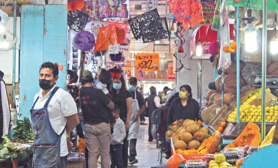 Locatarios del Mercado de Azcapotzalco invitan a los usuarios a seguir correctamente las medidas sanitarias, puesto que no quieren regresar al semáforo rojo y detener sus actividades. Foto: EMMANUEL CAMACHO. EL UNIVERSAL