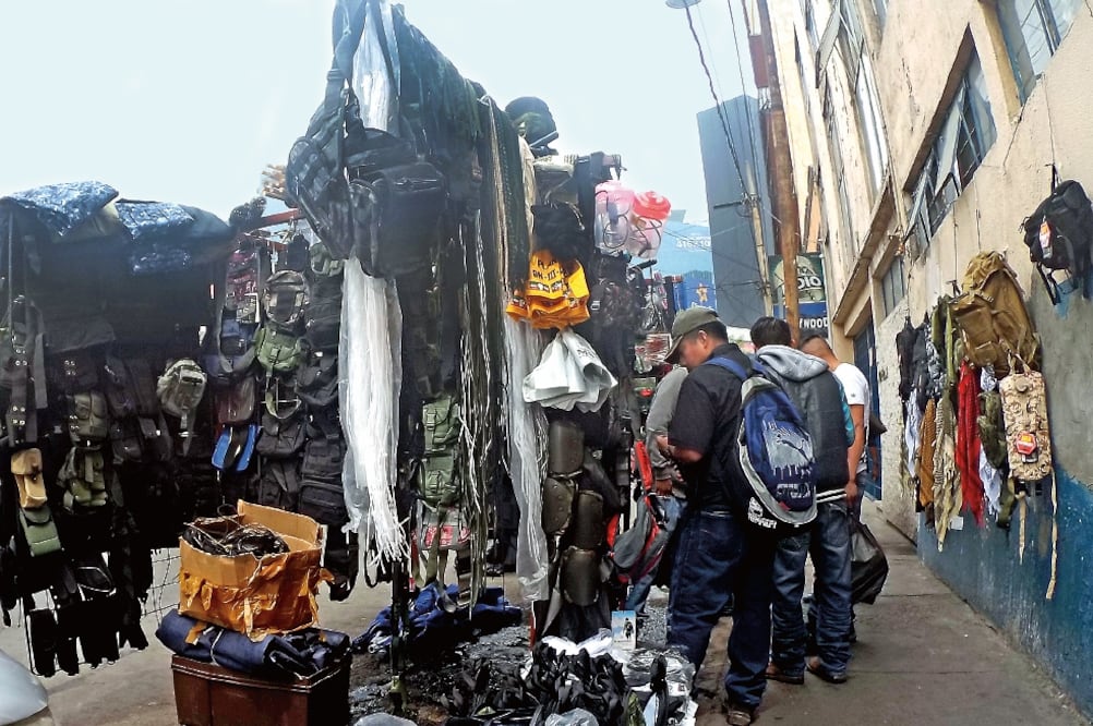 La venta indiscriminada de uniformes militares y policiacos es una constante en el país y no existe legislación que regule esta actividad (Foto: YADÍN XOLALPA)