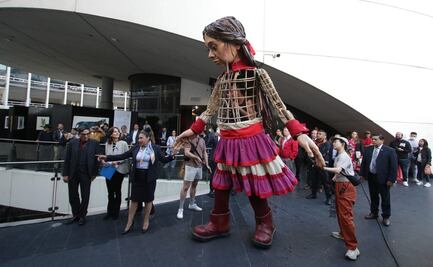 Llega a la CDMX la pequeña Amal, marioneta que simboliza a una niña refugiada siria