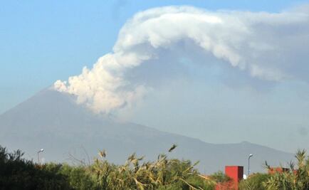 Popocatépetl emite fumarola continua con material incandescente
