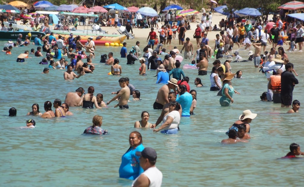 Vacacionistas en Santa María Huatulco. Foto: Edwin Hernández / EL UNIVERSAL
