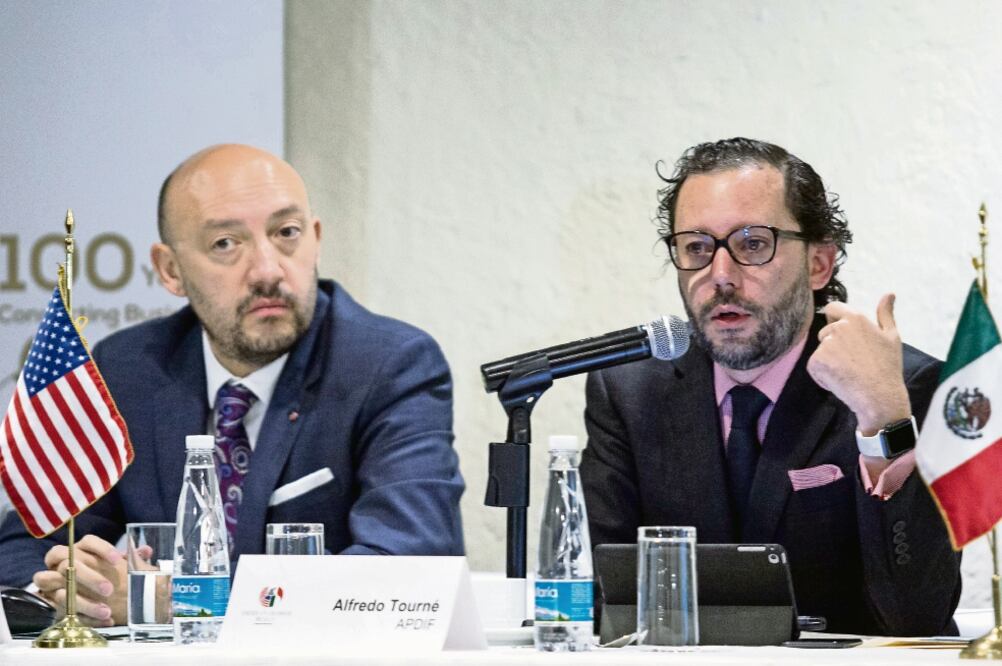 Alfredo Tourné (d), director ejecutivo de la Asociación Protectora de los Derechos Intelectuales Fonográficos, dijo que hay resultados evidentes contra la piratería, si se bloquean y cancelan canales para la descarga de música y películas (GALO CAÑAS. CU)