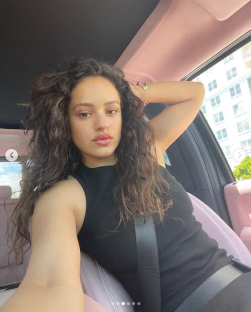 ¡Con altura! Rosalía enciende Instagram en el vestido más sexy de la semana