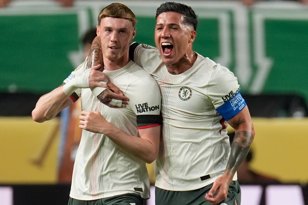 Cole Palmer y Enzo Fernández en festejo de gol, tras anotar con Chelsea en el Mundial de Clubes - Foto: AP