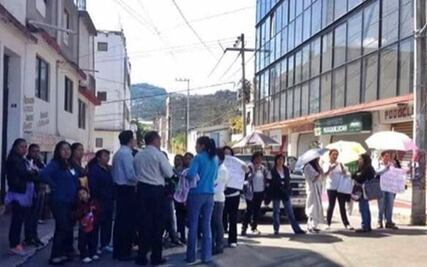 Bloquean padres de familia Huixquilucan