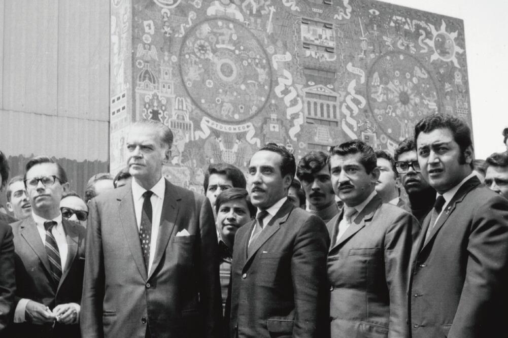 El rector Barros Sierra (segundo de izquierda a derecha), con algunos colaboradores el día de la marcha del 1 de agosto de 1968. (IISUE_ UNAM)
