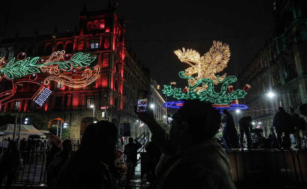 Encendido de luces conmemorativas del 216 aniversario de la independencia de México en el zócalo capitalino FOTOS Gabriel Pano El Universal