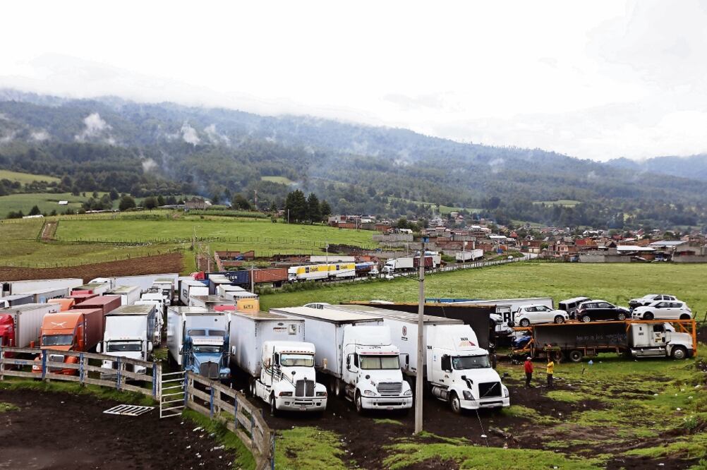 Cifras oficiales precisan que tienen 142 camionetas y vehículos de empresas privadas, agencias automotrices, de ayuntamientos y del estado; hay un camión con cemento; dos madrinas, contenedores de carga y 50 autobuses (ARMANDO SOLIS. EL UNIVERSAL)