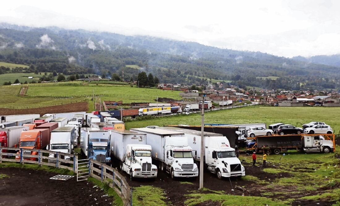 Cifras oficiales precisan que tienen 142 camionetas y vehículos de empresas privadas, agencias automotrices, de ayuntamientos y del estado; hay un camión con cemento; dos madrinas, contenedores de carga y 50 autobuses (ARMANDO SOLIS. EL UNIVERSAL)