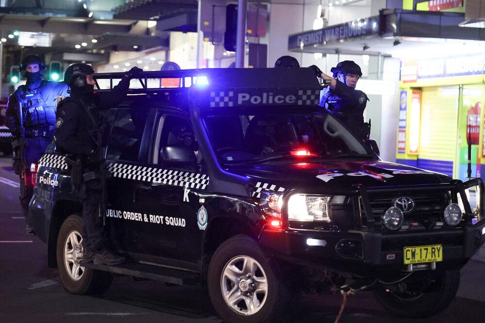 Una patrulla policial frente al centro comercial Westfield, donde un hombre atacó con arma blanca a varias personas, en Sídney, el 13 de abril de 2024. Hay seis fallecidos. FOTO: DAVID GRAY. AFP