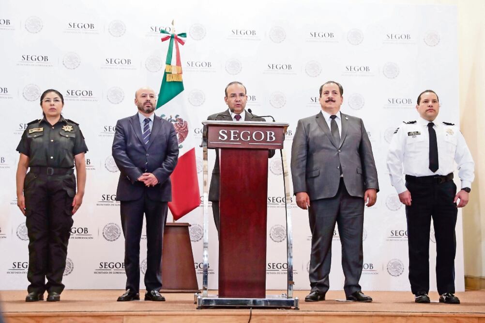 El secretario de Gobernación, Alfonso Navarrete (centro), anunció en mayo pasado que la División Científica de la PF colaboraría en las investigaciones (ARCHIVO EL UNIVERSAL)