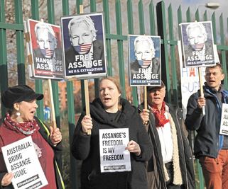 Defensa de Julian Assange denuncia maltrato