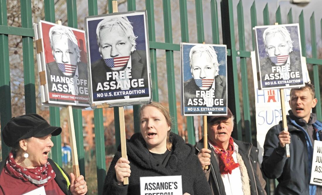 Seguidores de Julian Assange se manifestaron ayer en Londres, en el segundo día de su audiencia de extradición a Estados Unidos. Foto: MATT DUNHAM. AP