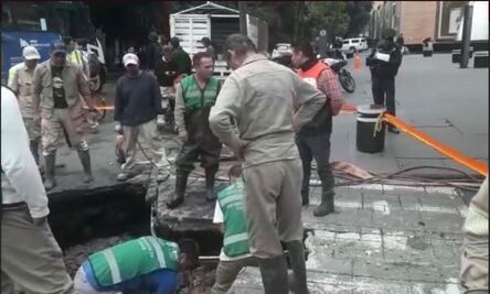 Auto cae en socavón que se abrió frente al centro comercial Antara
