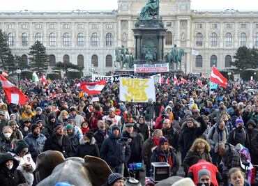 Miles de personas se manifiestan en Viena contra el confinamiento