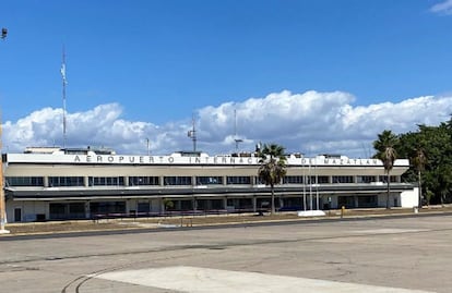 Hombre se refugia en el aeropuerto de Mazatlán; huyó de un presunto ataque armado