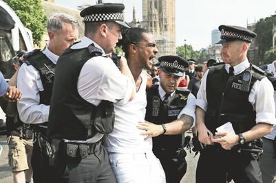 Reina Isabel II presenta plan de gobierno de Theresa May