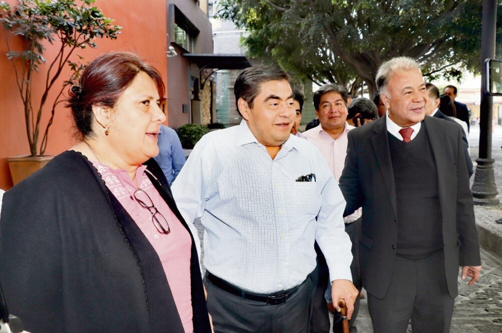 Cierran filas. Alberto Anaya (der.) llamó a sus correligionarios del PT a respaldar la candidatura de Miguel Barbosa para la gubernatura de Puebla. Foto: OMAR CONTRERAS. EL UNIVERSAL