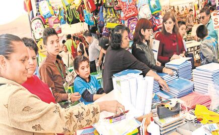 Padres abarrotan calles del Centro para comprar útiles escolares