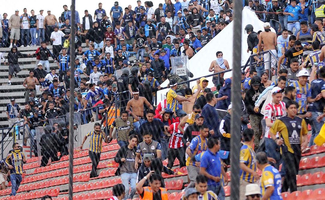 Aficionados del Atlético San Luis y el Querétaro en una bronca en el Alfonso Lastras - FOTO: Imago7