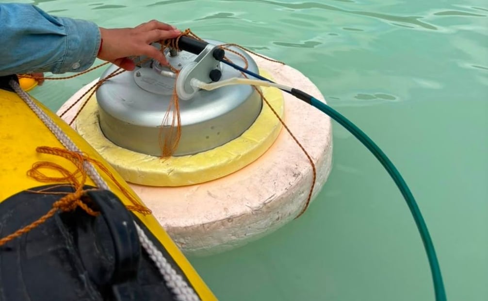 El Instituto de Geofísica de la UNAM instaló un hidrófono para monitorear el lago del cráter. | Foto: Especial.