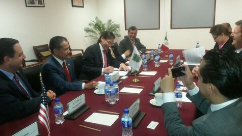 Pactan alianza económica entre el DF y Phoenix