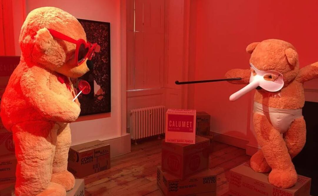 Lavelle firma junto con el artista John Isaacs una instalación en la que dos osos gigantes de peluche se convierten en los personajes de "Lolita" y "A Clockwork Orange". (FOTO de Instagram: stanleykubrick)