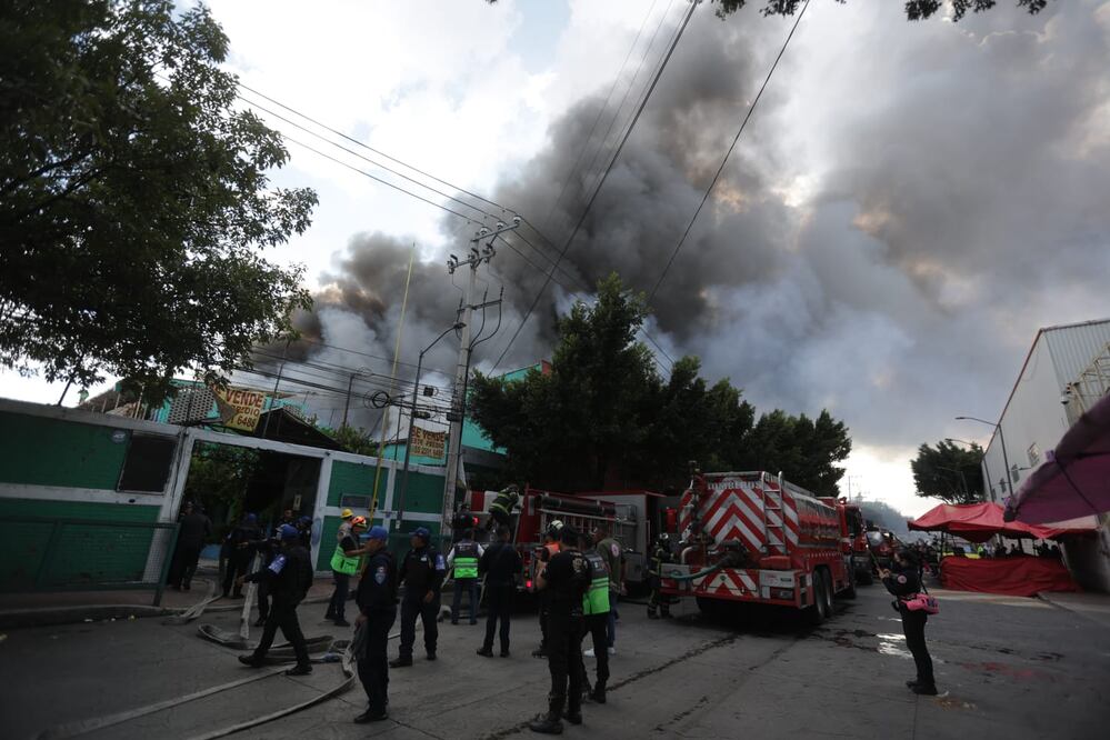 La tarde de este viernes 15 de agosto se registró un fuerte incendio en una fábrica en la alcaldía Iztacalco. (Foto: Francisco Rodríguez/ EL UNIVERSAL)