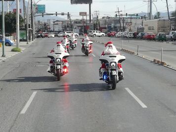 Policías dejan uniformes para patrullar como Santa Claus en Monterrey