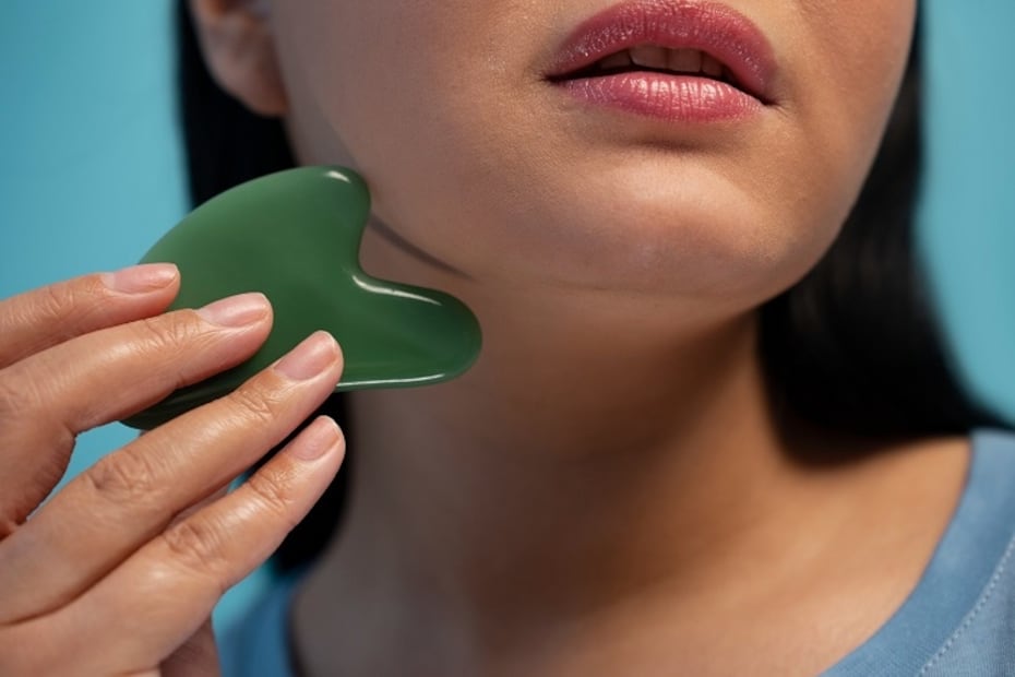 Masaje facial con la popular gua sha. Foto: Magnific