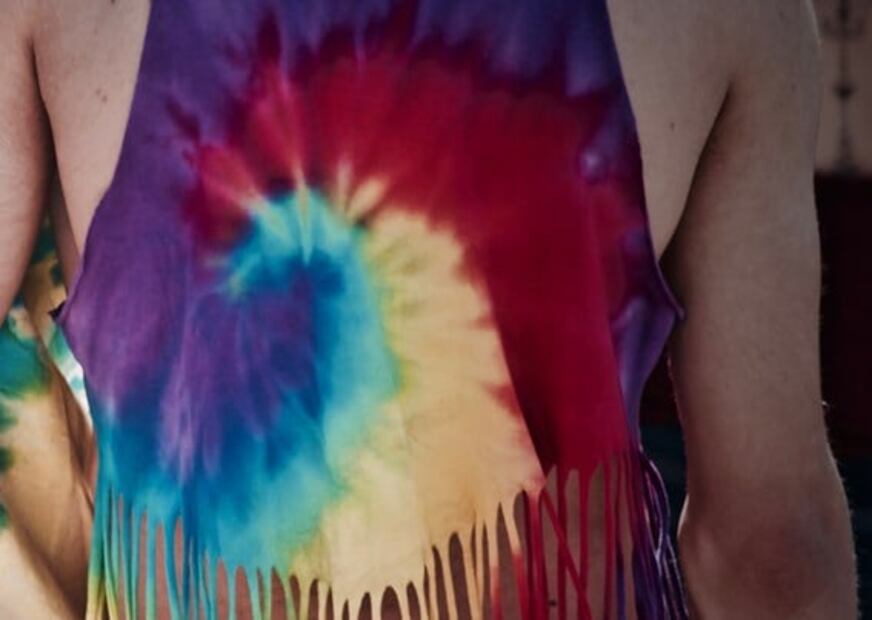 Cómo hacer tie-dye para transformar tu ropa