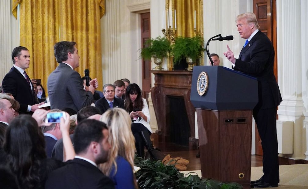 El presidente de EU, Donald Trump, y el periodista Jim Acosta. Foto: AFP