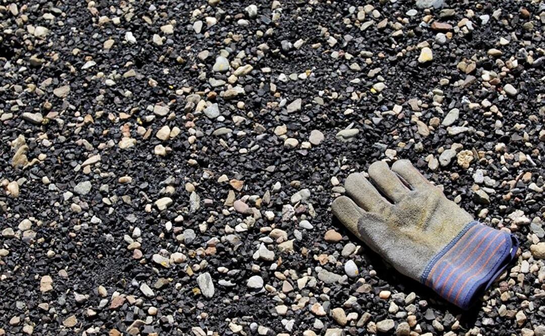 An industrial glove is seen at the Cananea copper mine in Mexico's state of Sonora February 16, 2010 - Photo: Daniel Aguilar/Reuters