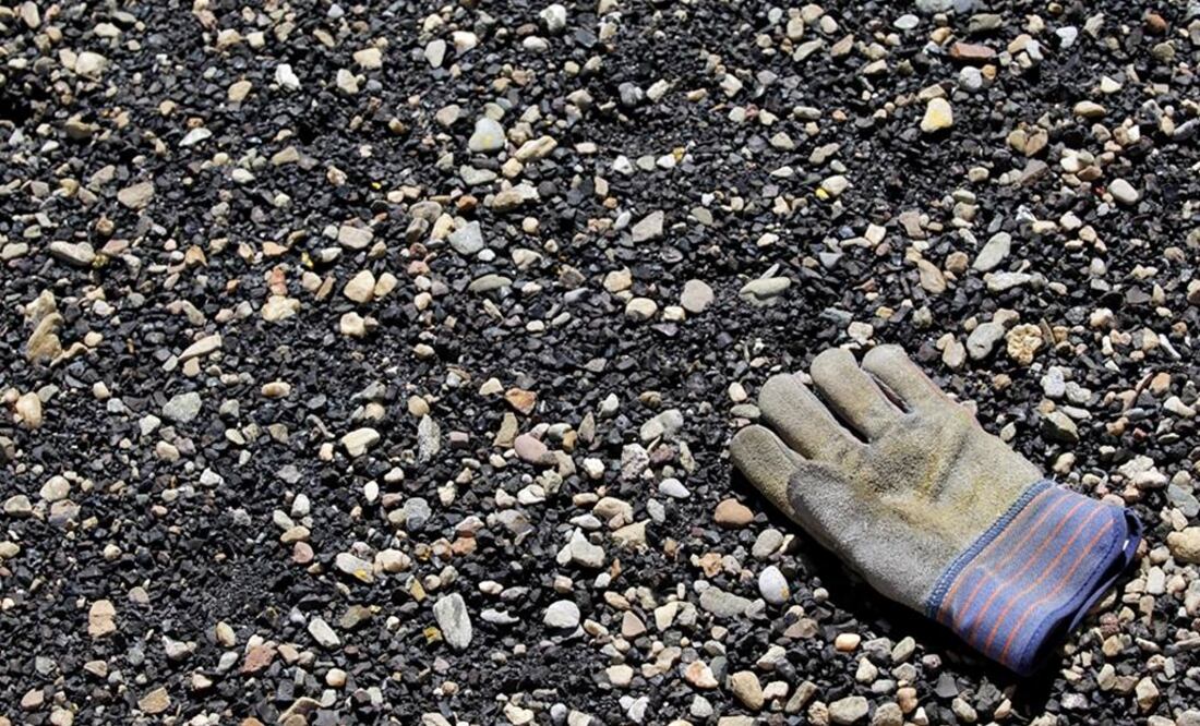 An industrial glove is seen at the Cananea copper mine in Mexico's state of Sonora February 16, 2010 - Photo: Daniel Aguilar/Reuters