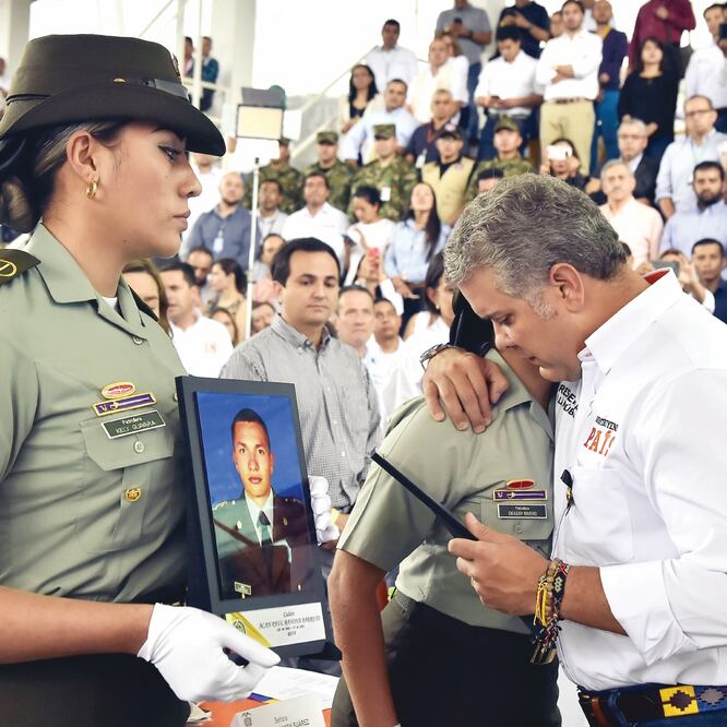El presidente de Colombia, Iván Duque, abraza a una integrante de la policía colombiana durante el taller Construyendo País ayer en Fresno, Colombia. CESAR CARRIÓN. EFE